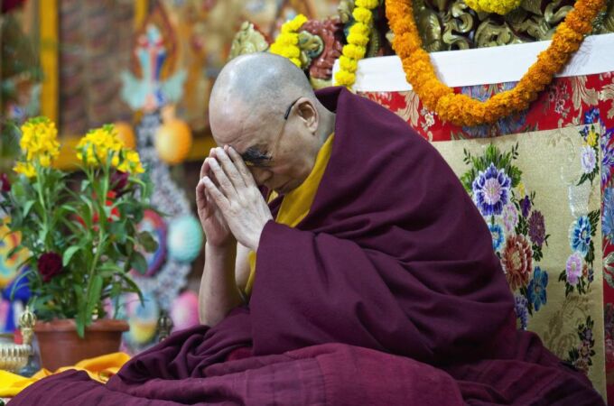 El Dalai Lama reza en el templo Tsuglakhang en Dharmsala, India