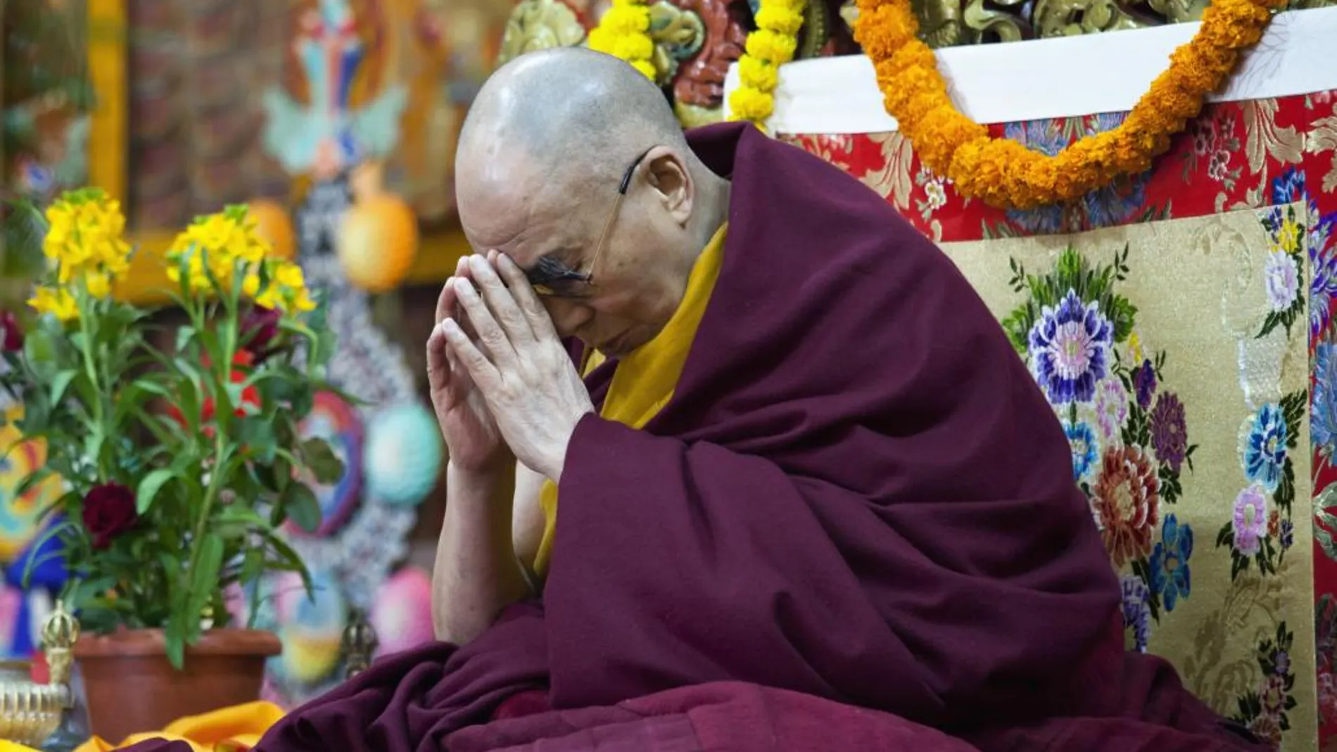 El Dalai Lama reza en el templo Tsuglakhang en Dharmsala, India