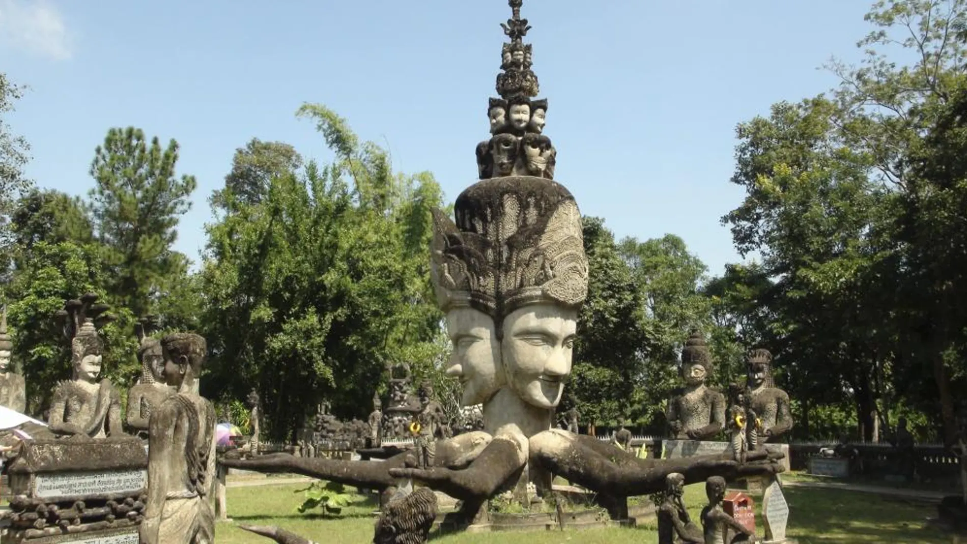 Vista del parque escultórico "Sala Keoku"del artista tailandés Boun Leua Sourirat