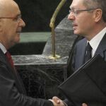 El portavoz en el Congreso de CiU, Josep Antoni Duran Lleida (i), estrecha la mano del ministro de Justicia, Alberto Ruiz-Gallardón tras el anuncio del "acuerdo amplio"para la renovación de los vocales del CGPJ.