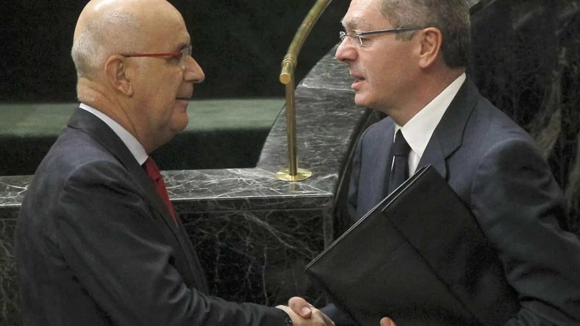 El portavoz en el Congreso de CiU, Josep Antoni Duran Lleida (i), estrecha la mano del ministro de Justicia, Alberto Ruiz-Gallardón tras el anuncio del "acuerdo amplio"para la renovación de los vocales del CGPJ.