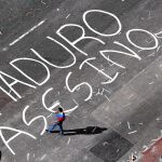 Los manifestantes escribieron «Maduro asesino» en el asfalto de la Plaza de Altamira, en Caracas