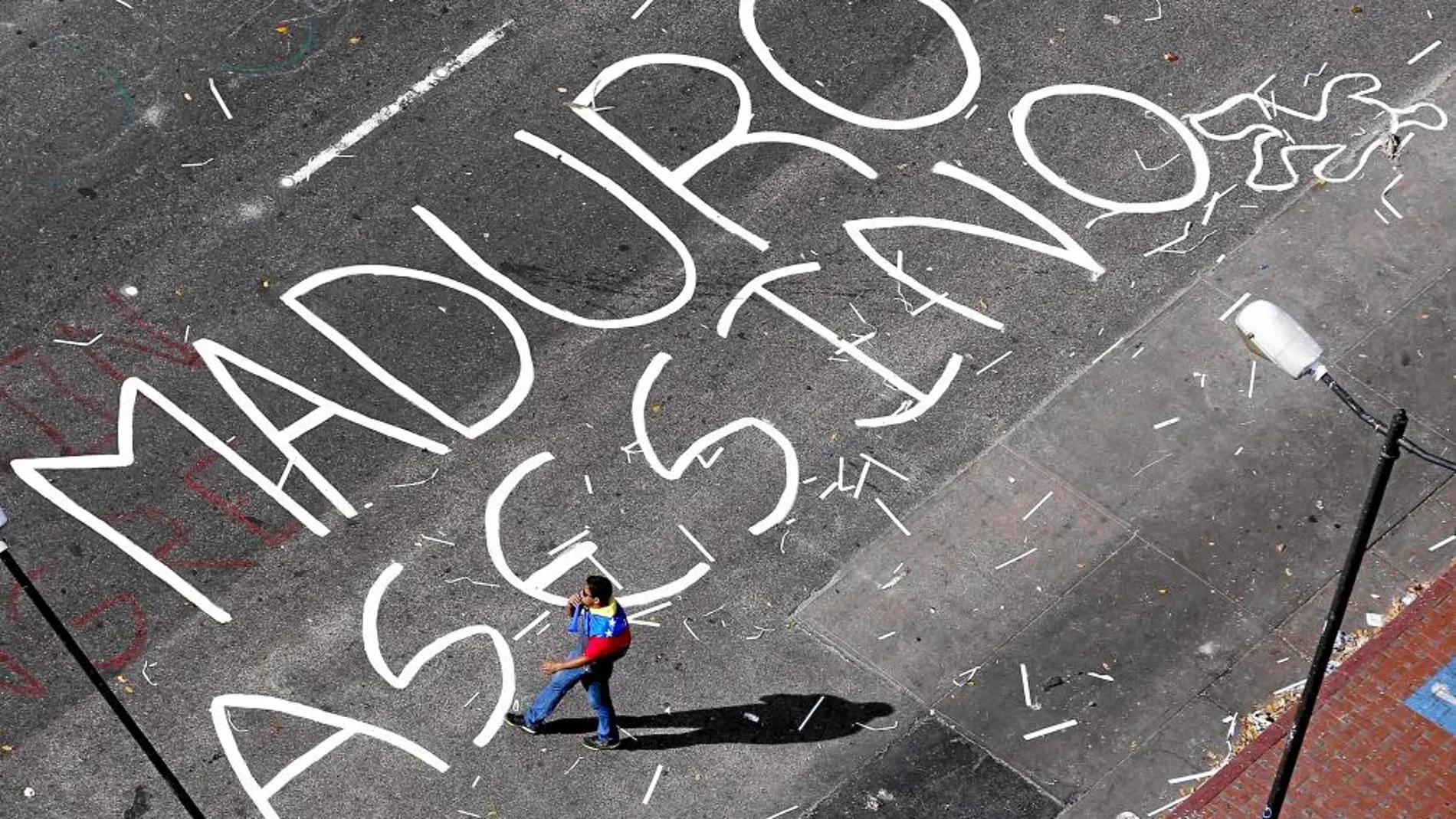 Los manifestantes escribieron «Maduro asesino» en el asfalto de la Plaza de Altamira, en Caracas