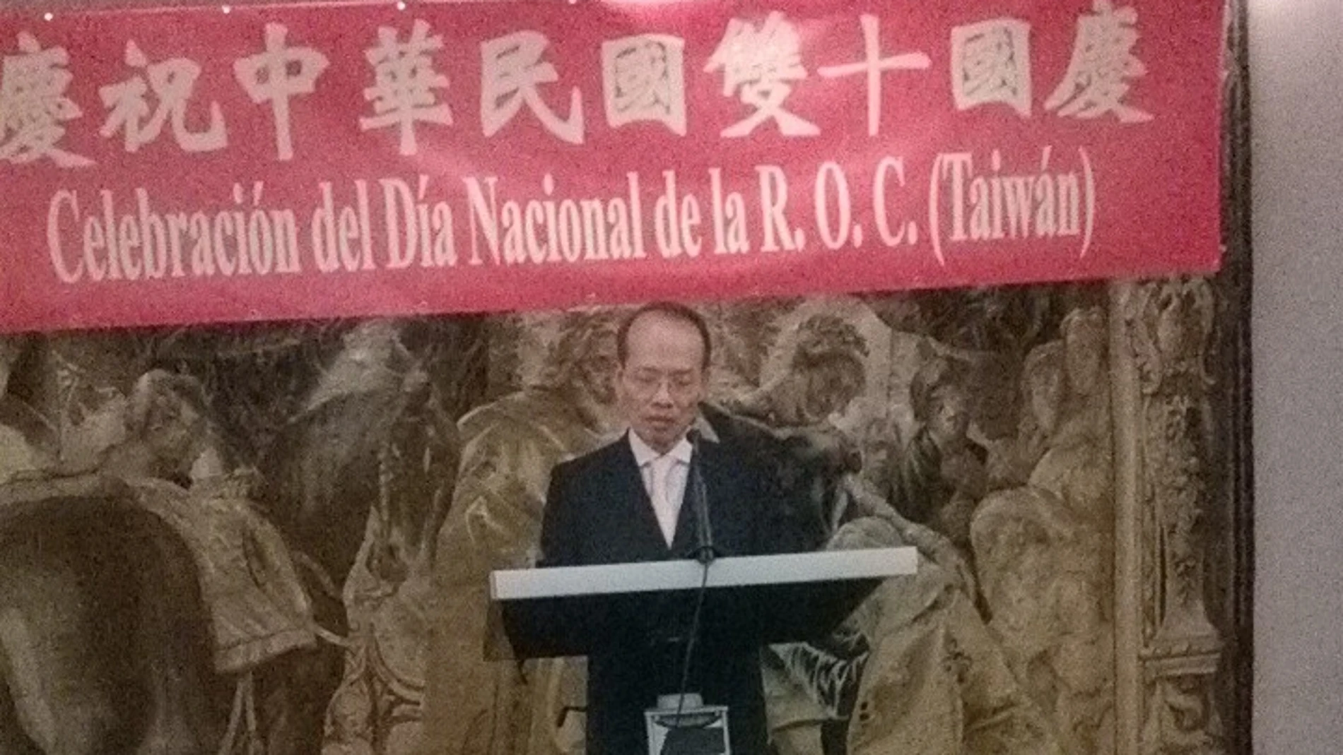 Instante en el que representante de Taiwán en España, don Javier Ching-shan Hou, pronuncia su discurso.