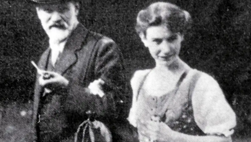 Freud junto a su hermana Anna