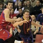 Nachbar (d), del FC Barcelona, intenta entrar a canasta ante la oposición de Marko Banic, del Tuenti Móvil Estudiantes