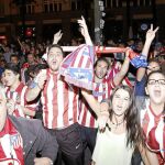 La afición del Atlético de Madrid celebra el triunfo de su equipo en la madrileña plaza de Neptuno
