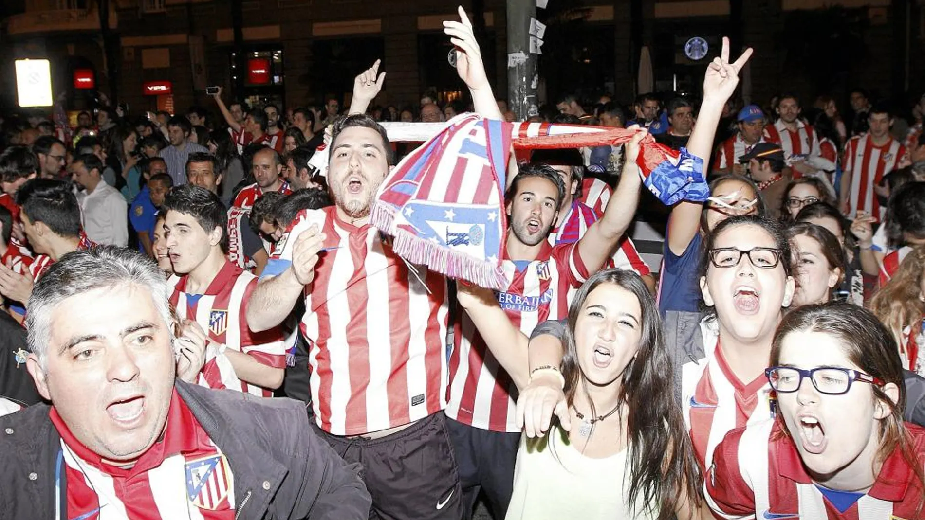 La afición del Atlético de Madrid celebra el triunfo de su equipo en la madrileña plaza de Neptuno