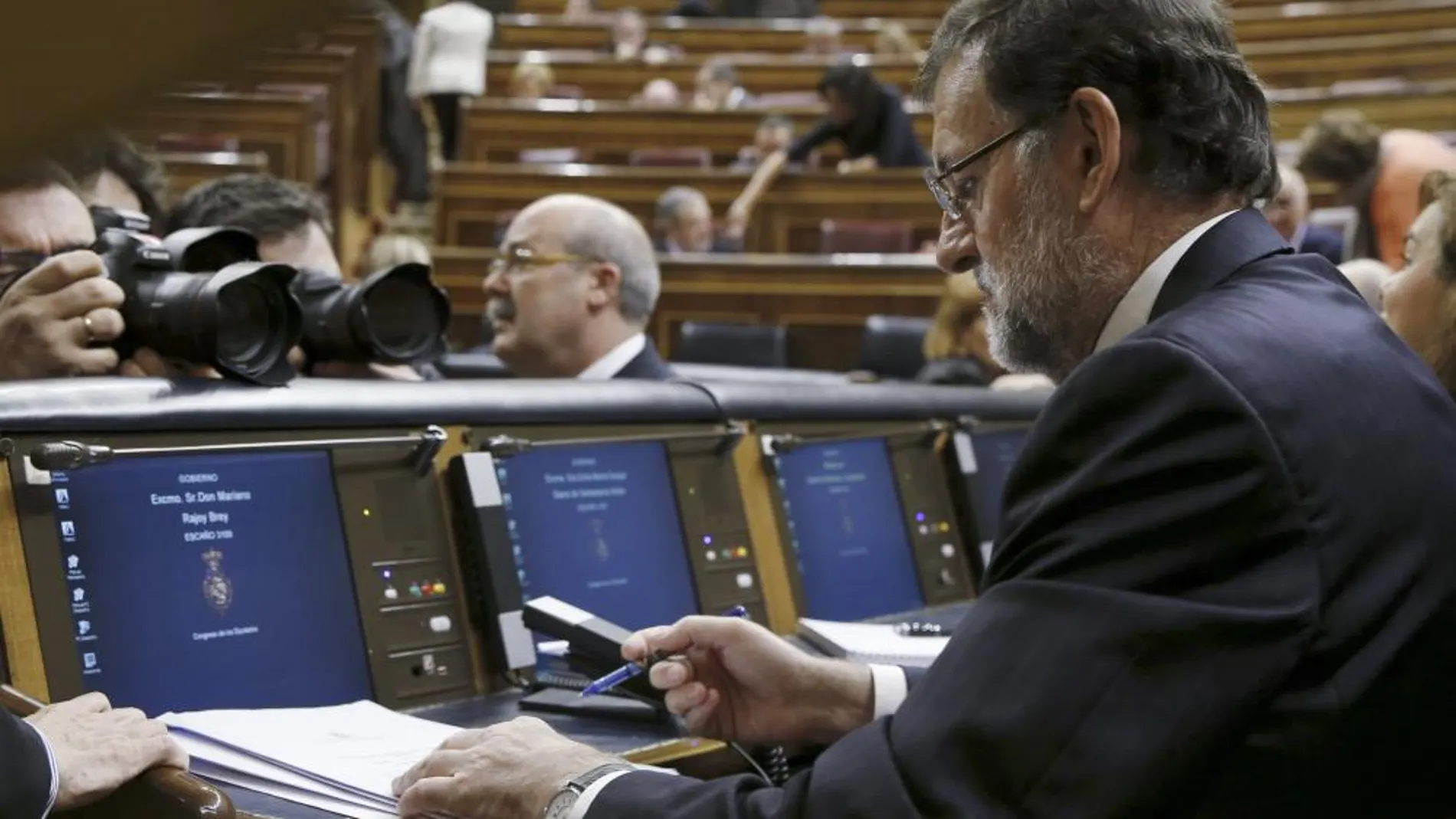El presidente de Gobierno, Mariano Rajoy, en su escaño poco antes del inicio de la sesión de control.