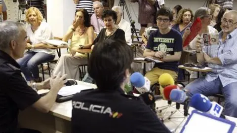 Responsables de la Policía Nacional han organizado charlas con miembros de asociaciones de vecinos y padres de colegios del distrito de Ciudad Lineal.
