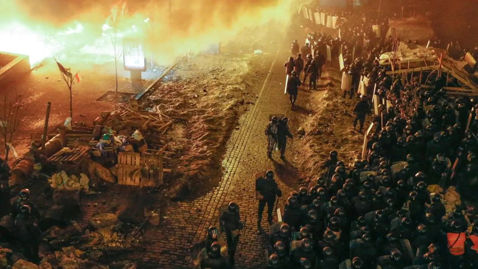 Policías antimotines en la Plaza de la Independencia de Kiev durante las protestas