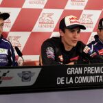 Rossi (i) junto al campeón de Moto GP, Marc Márquez, (c) y Jorge Lorenzo (d)