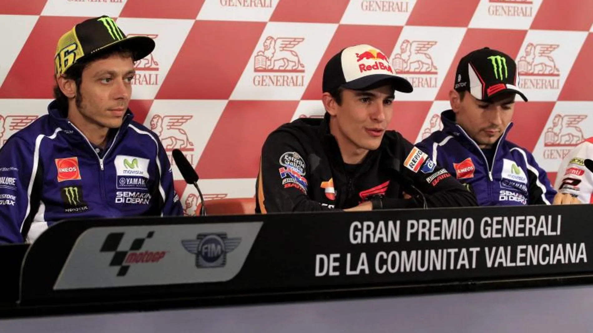 Rossi (i) junto al campeón de Moto GP, Marc Márquez, (c) y Jorge Lorenzo (d)