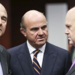 De izd a dcha: el comisario de Asuntos Económicos y Monetarios de la Unión Europea, Pierre Moscovici, el Ministro español de Economía, Luis de Guindos y el ministro irlandés de Finanzas Michael Noonan (d) durante la reunión de Eurogrupo celebrada en la sede de la Comisión en Bruselas, Bélgica