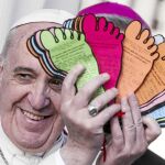 Francisco, ayer, con unos mensajes que le entregaron en la iglesia Santo Tomás Apóstol