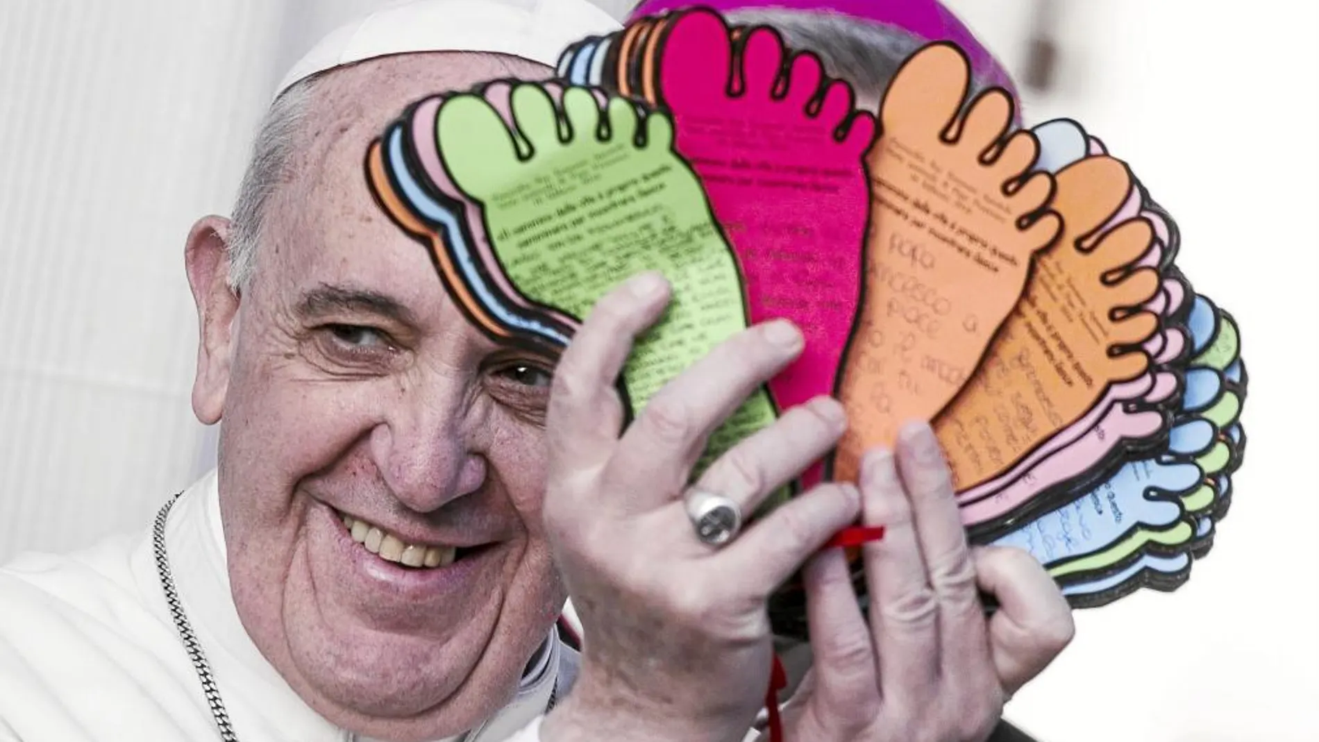 Francisco, ayer, con unos mensajes que le entregaron en la iglesia Santo Tomás Apóstol