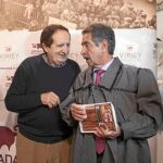 El vicepresidente del Senado, Juan José Lucas, conversa con el expresidente de Cantabria, Miguel Ángel Revilla durante el acto celebrado en el Virrey Palafox