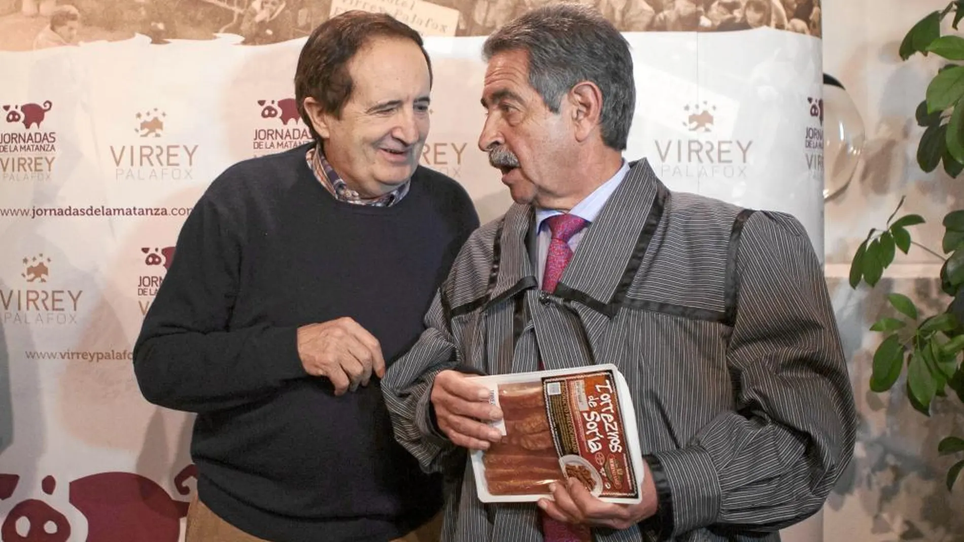 El vicepresidente del Senado, Juan José Lucas, conversa con el expresidente de Cantabria, Miguel Ángel Revilla durante el acto celebrado en el Virrey Palafox