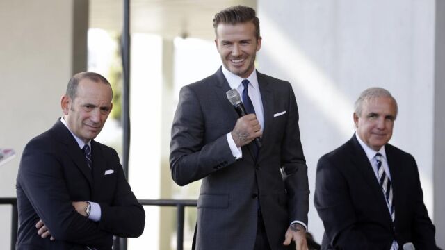David Beckham, el comisionado de la MLS, Don Garber; el alcalde del condado de Miami-Dade, Carlos Gimenez, y dos aficionados