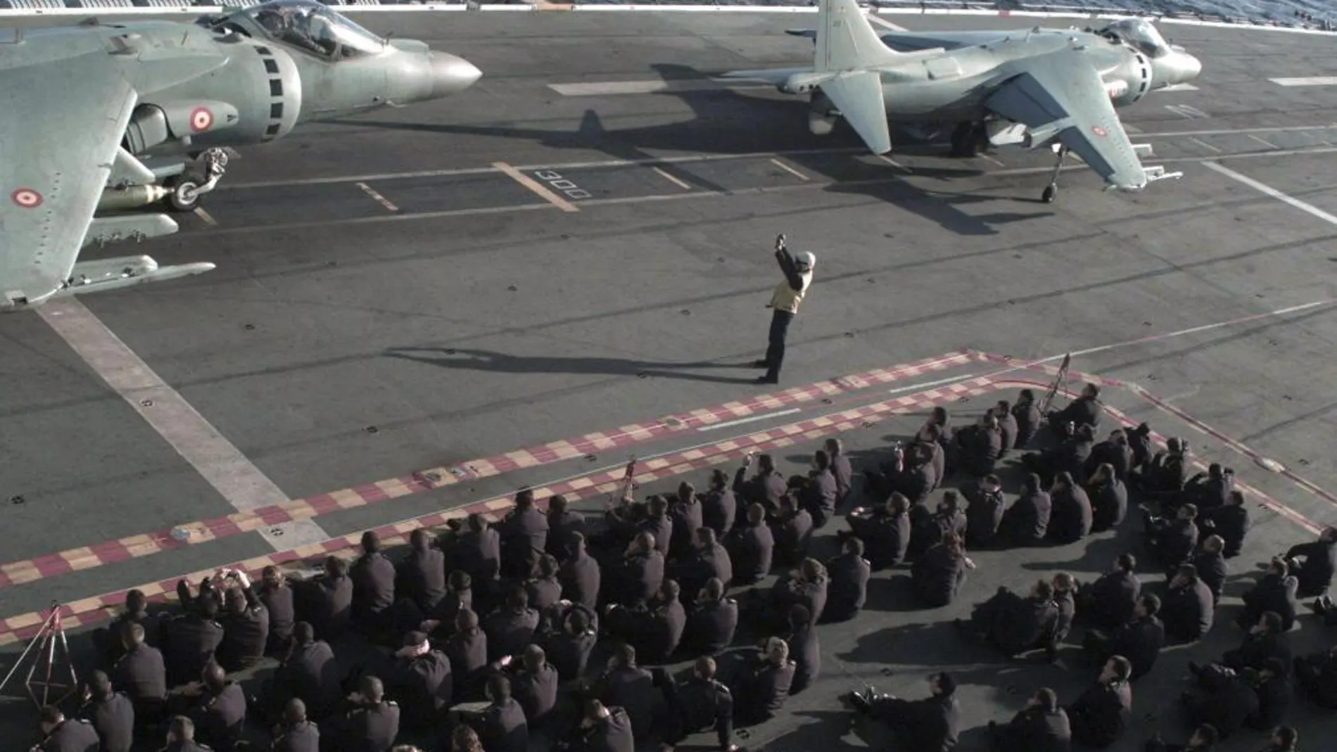 Alumnos de la Escuela Naval Militar de Marín reciben adiestramiento a bordo del portaaviones "Príncipe de Asturias"