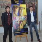 Castella y Perera flanquean el cartel anunciador de su mano a mano, obra de Álvaro Reja