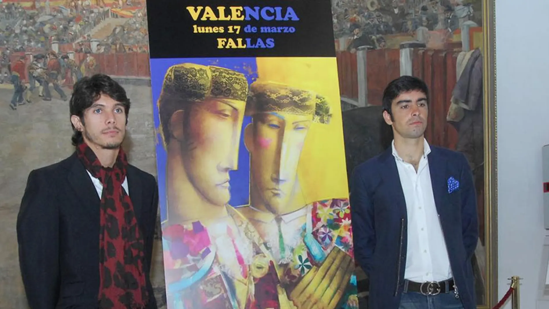 Castella y Perera flanquean el cartel anunciador de su mano a mano, obra de Álvaro Reja