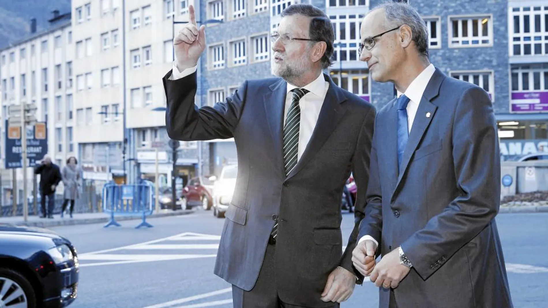 El presidente del Gobierno, Mariano Rajoy, ayer, junto al jefe de Gobierno de Andorra, Antoni Martí