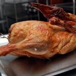 Para evitar los contagios por bacterias, el pollo debe estar bien cocinado