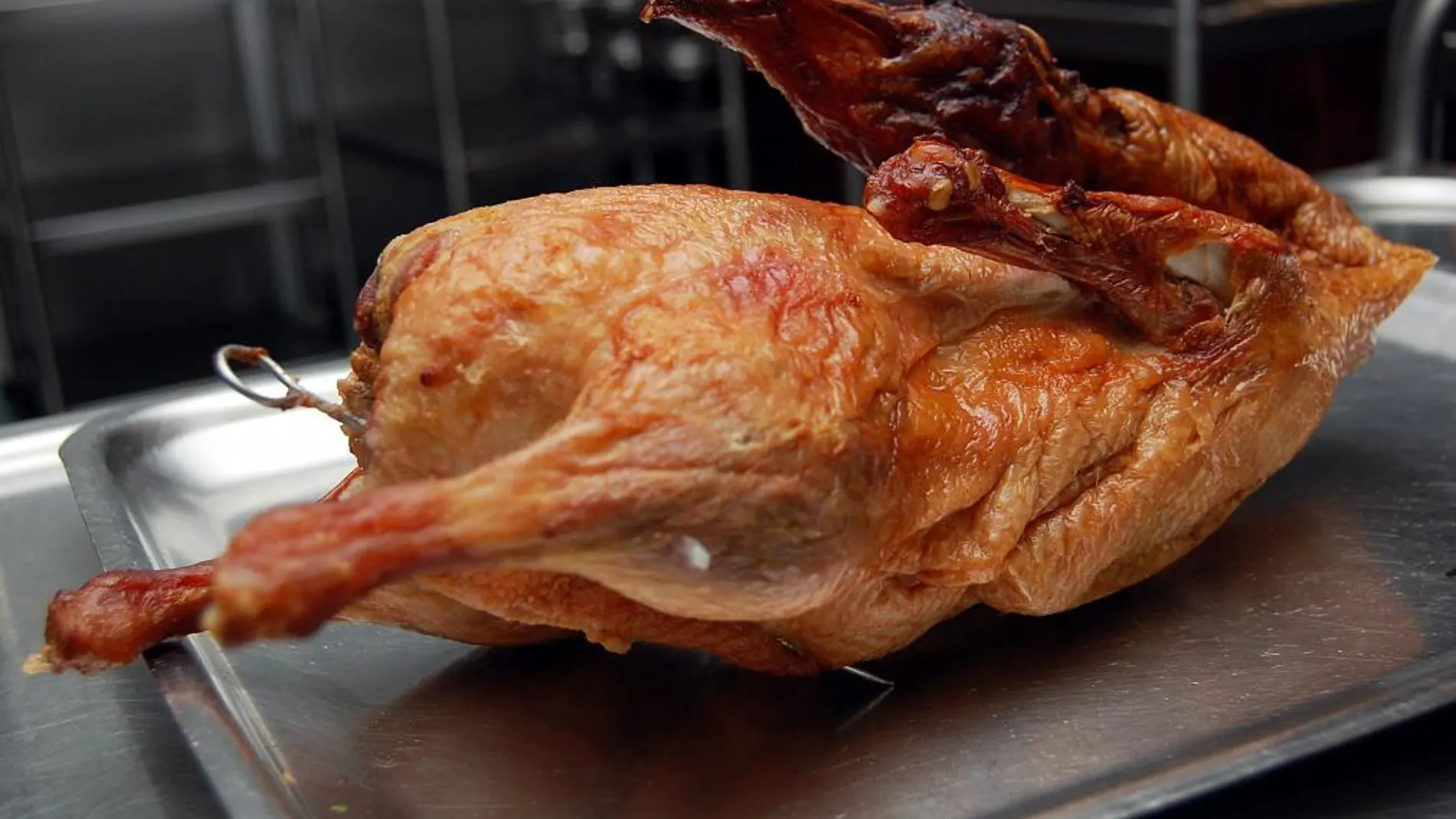 Para evitar los contagios por bacterias, el pollo debe estar bien cocinado