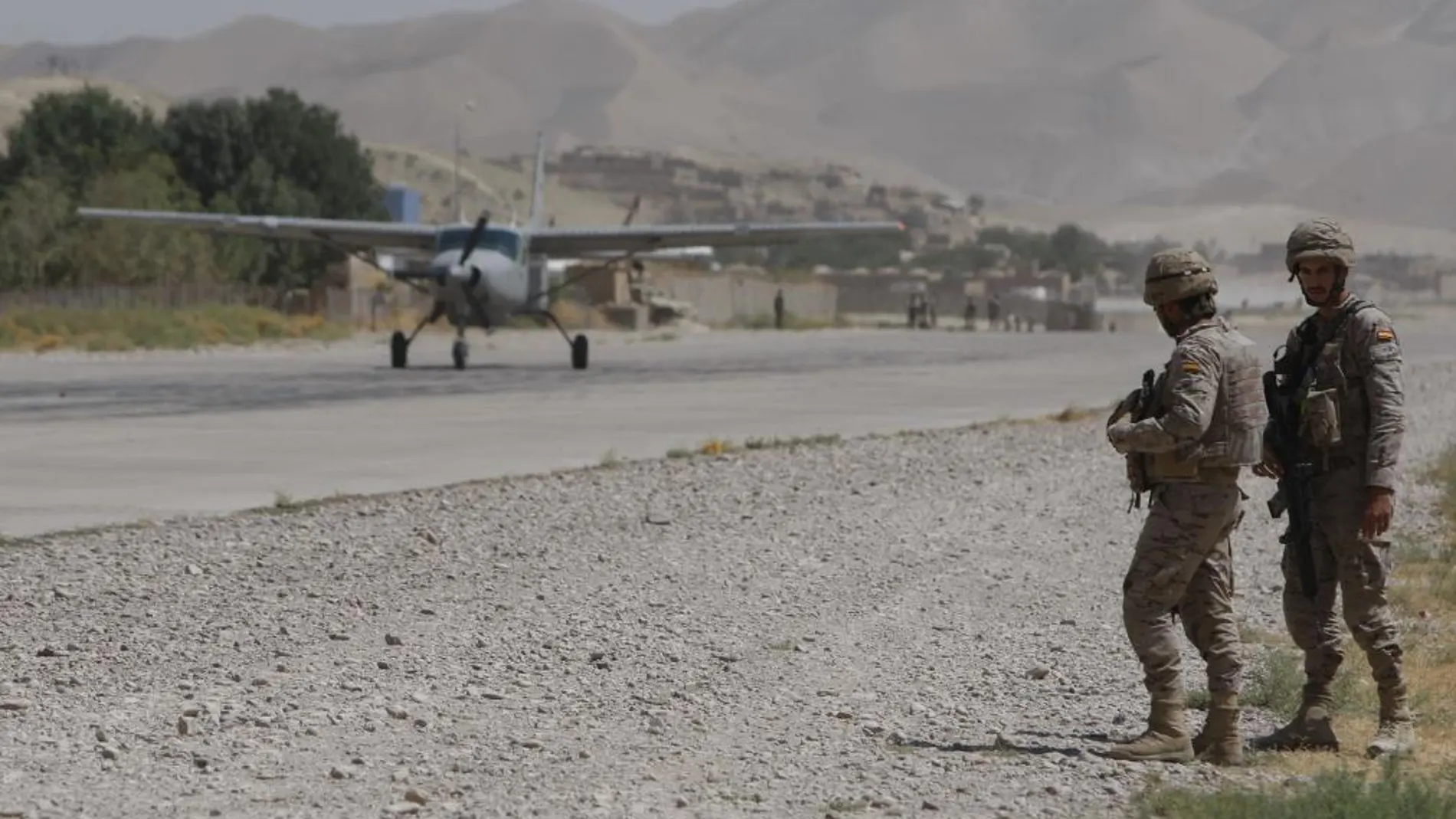 Militares españoles en la pista de Qala i Naw