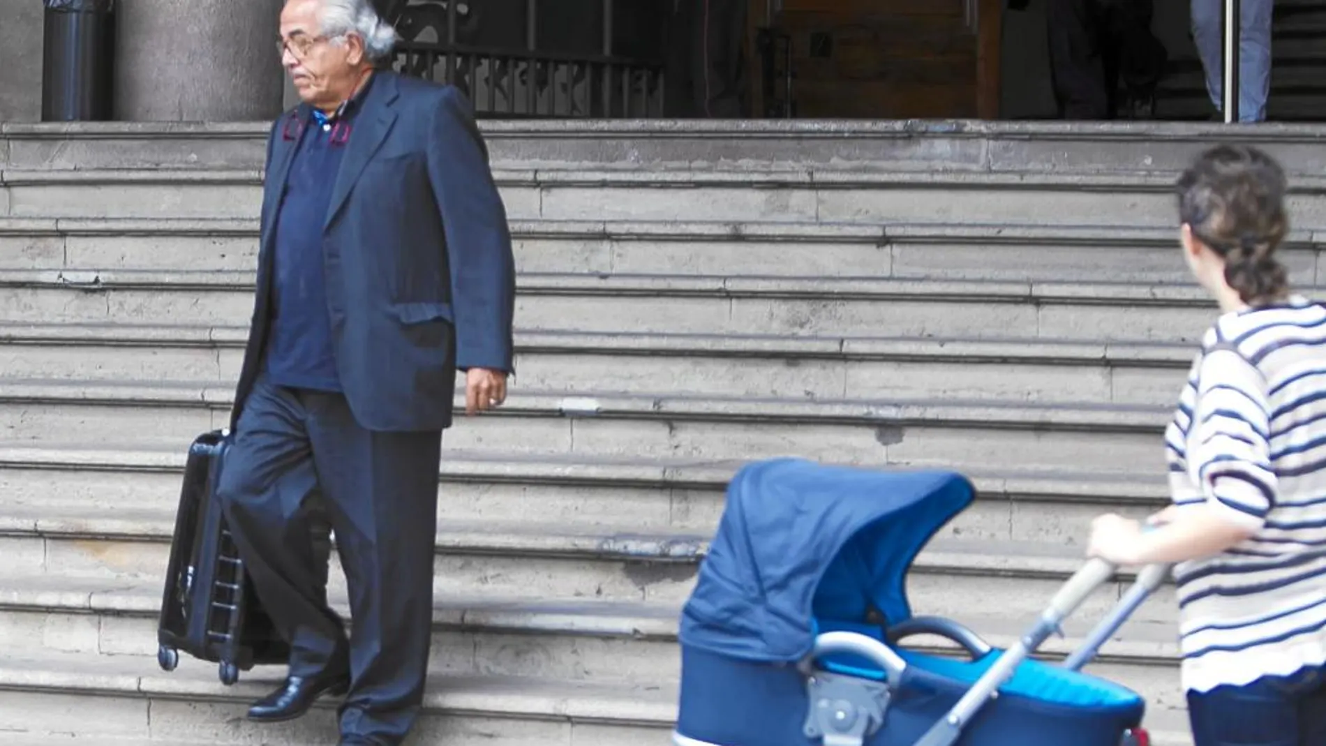 El doctor Morín, a la salida de la Audiencia de Barcelona