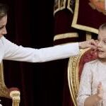La Reina Letizia acaricia a su hija la Princesa de Asturias