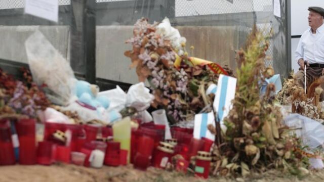 Flores por las víctimas de los fallecidos en el accidente de tren de Angrois.
