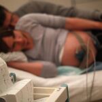 Una embarazada midiéndose las contracciones