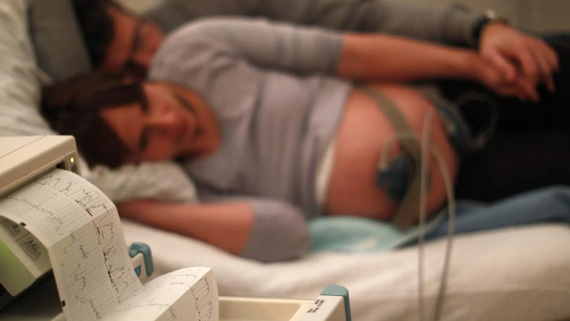 Una embarazada midiéndose las contracciones