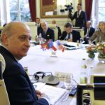 El ministro español del Interior, Jorge Fernández Díaz (i), durante la reunión del G6 junto con sus homólogos de Alemania, Polonia, Francia, Reino Unido e Italia, en el hotel Beauvau de París
