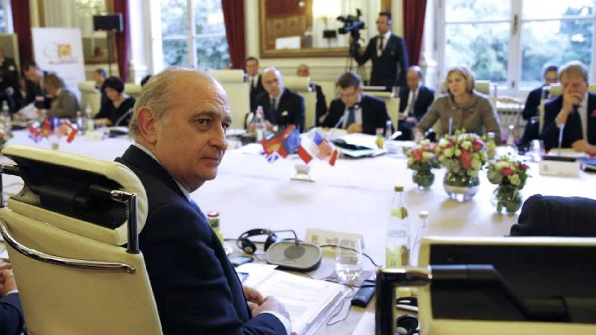 El ministro español del Interior, Jorge Fernández Díaz (i), durante la reunión del G6 junto con sus homólogos de Alemania, Polonia, Francia, Reino Unido e Italia, en el hotel Beauvau de París