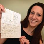Zoe Averianon posa con la carta que lanzó al mar en 1990