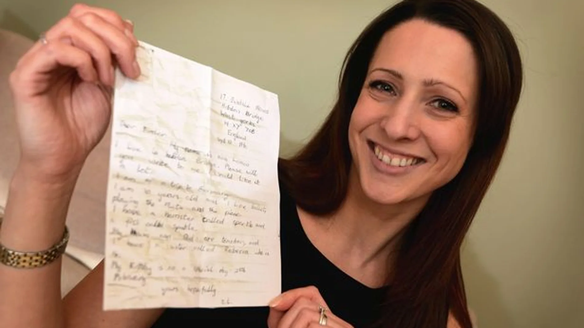 Zoe Averianon posa con la carta que lanzó al mar en 1990