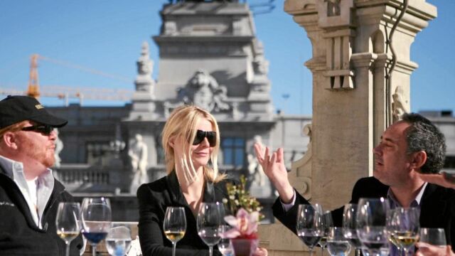 Paltrow participó en el programa televisivo «Spain... on the road again». En la imagen, junto a Ferrán Adrià y el chef Mario Batali (izda.)
