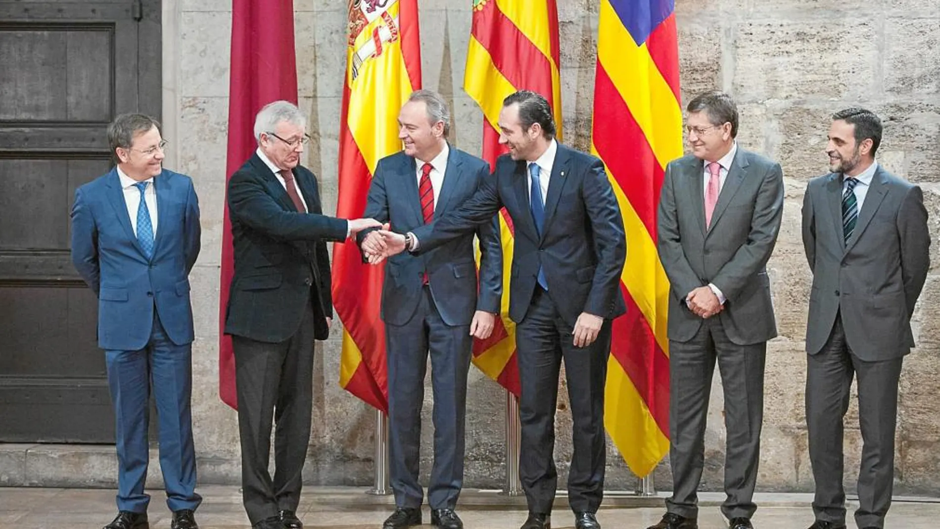Los presidentes autonómicos Valcárcel, Fabra y Bauzá se dan la mano ante la mirada de sus consejeros de Hacienda