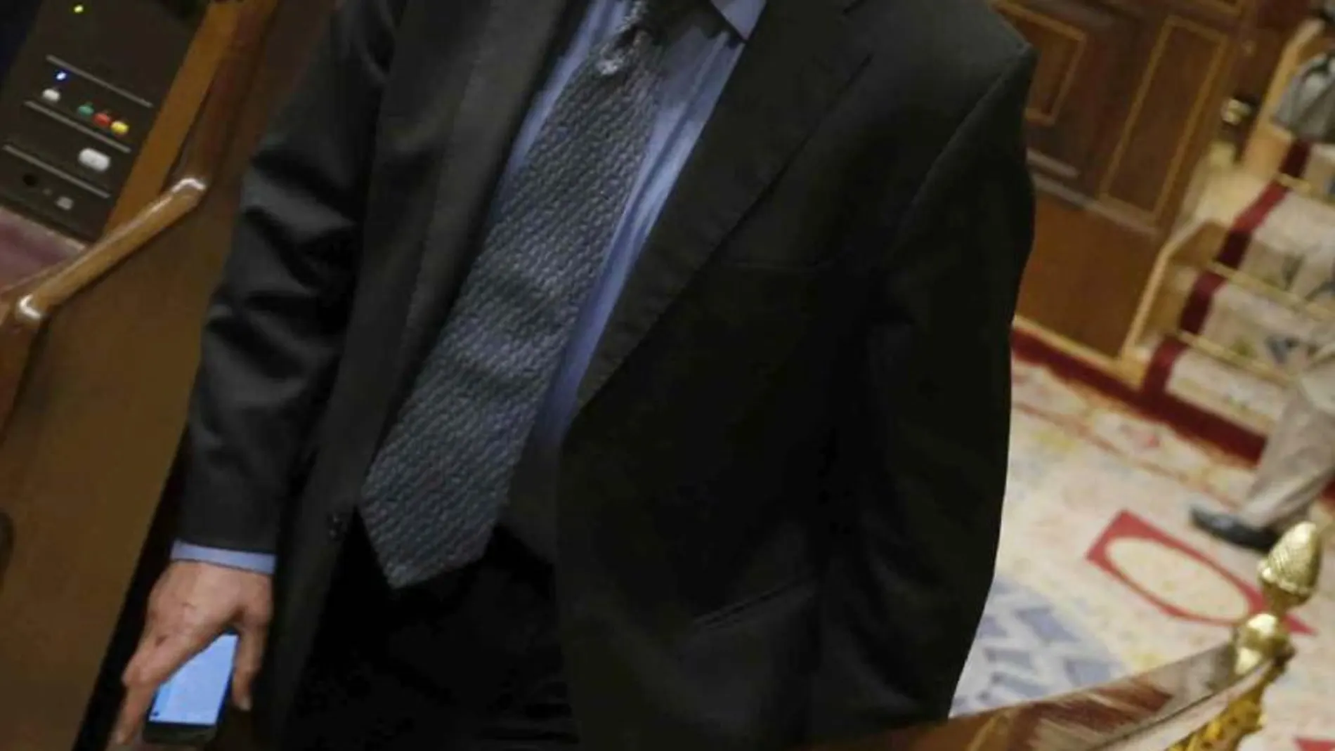 Alfonso Guerra antes de participar por última vez en un pleno del Congreso después de 37 años como parlamentario.
