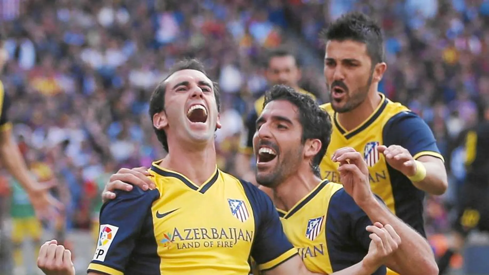 Raúl García y Villa se abrazan a Godín después de que el uruguayo marcara el gol del empate en el Camp Nou