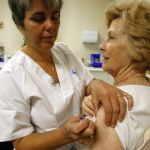 Una mujer se vacuna en un centro de salud de Madrid