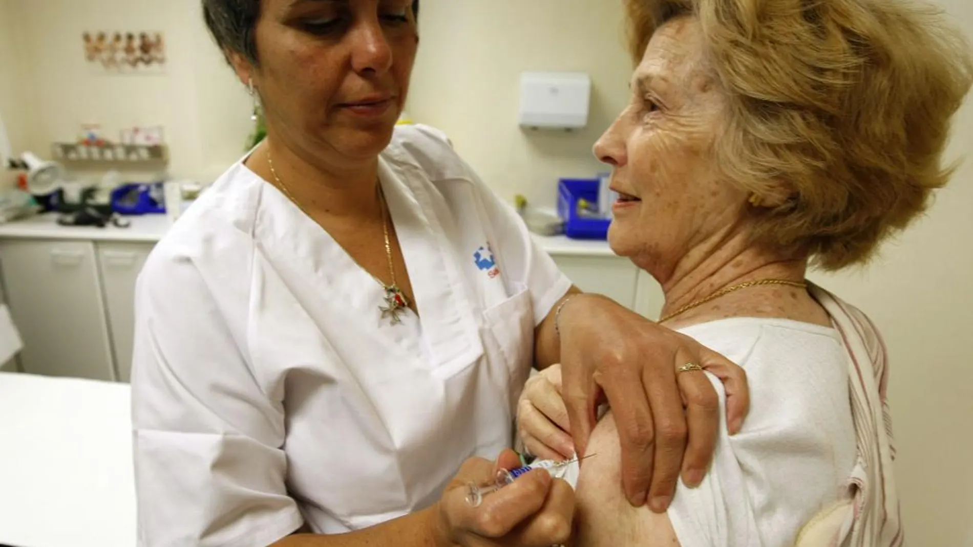 Una mujer se vacuna en un centro de salud de Madrid