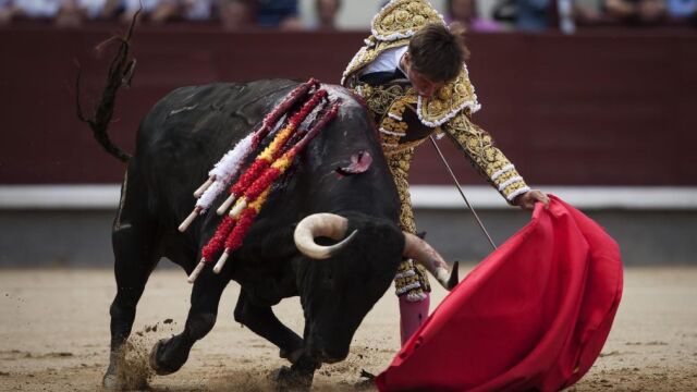 Natural de El Juli al primero de Alcurrucén, ayer, en Las Ventas