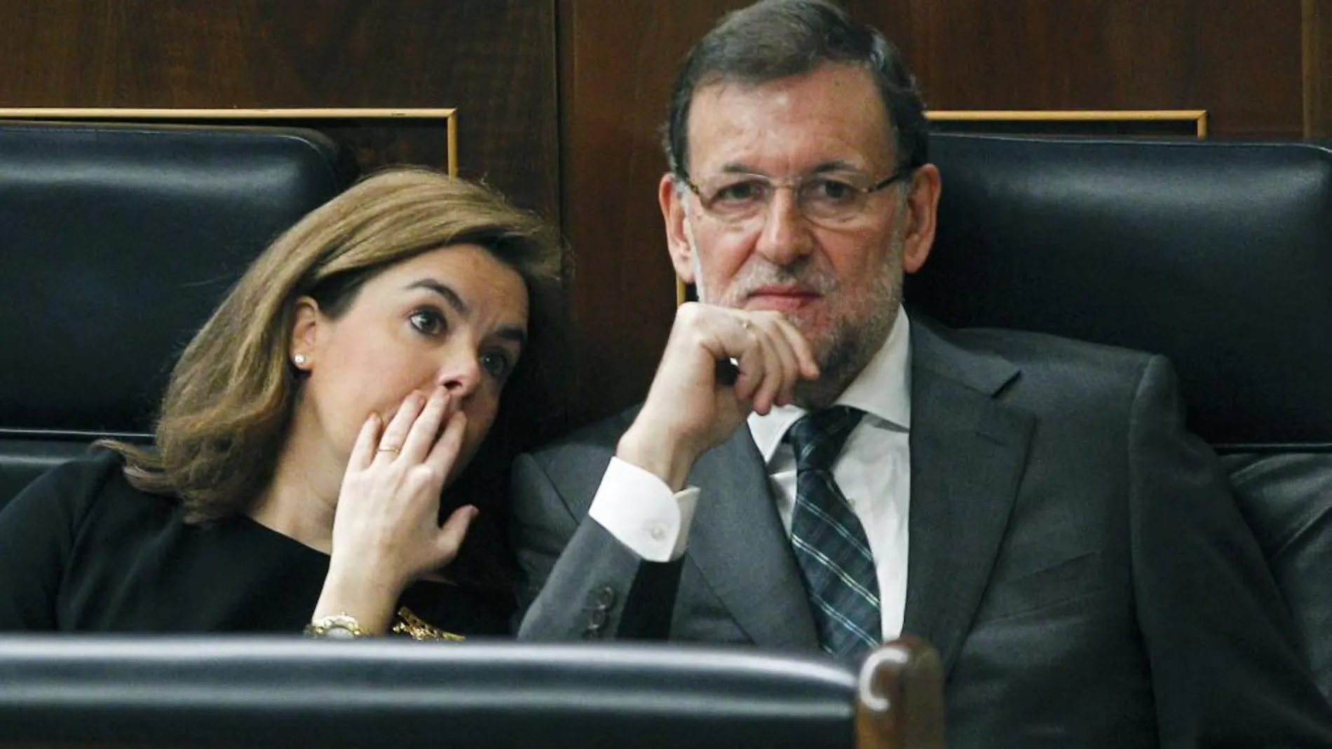 El expresidente del Gobierno Mariano Rajoy junto a la exvicepresidenta Soraya Sáenz de Santamaría en el Congreso de los Diputados