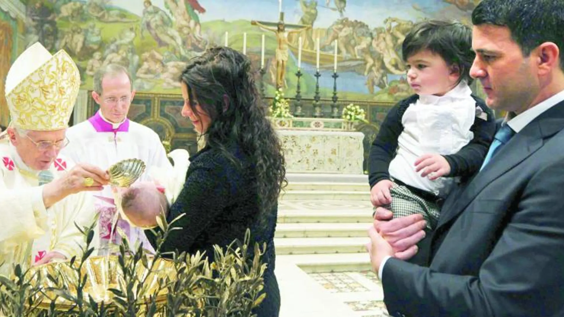 El Papa en el momento del bautizo de uno de los veinte niños, ayer, en el Vaticano