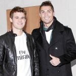 tuitfamoseando: El campeón mundial de ajedrez, merengue: «¡Hala Madrid!»