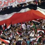 Varias personas ondean una bandera egipcia, durante una manifestación a favor de las fuerzas armadas en la plaza Tahrir en El Cairo